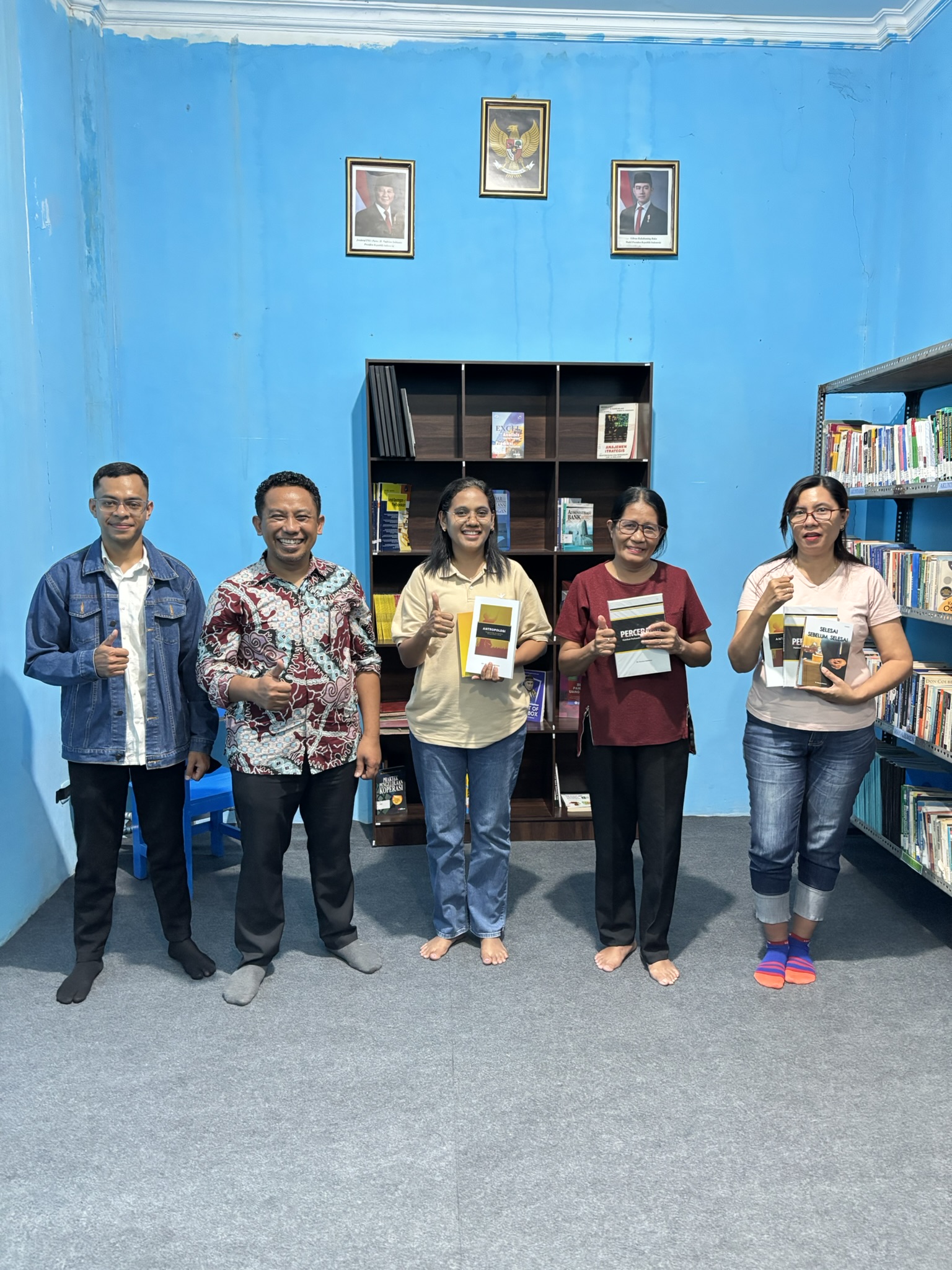 Gerakan Literasi: Penyerahan Buku untuk Perpustakaan AKUB Effata Kupang